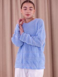 Мягкий шерстяной свитер голубого цвета под джинсы и свтелые брюки, юбки