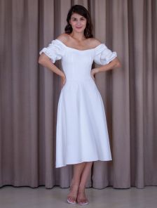 Женское белое платье с открытыми плечами миди длины