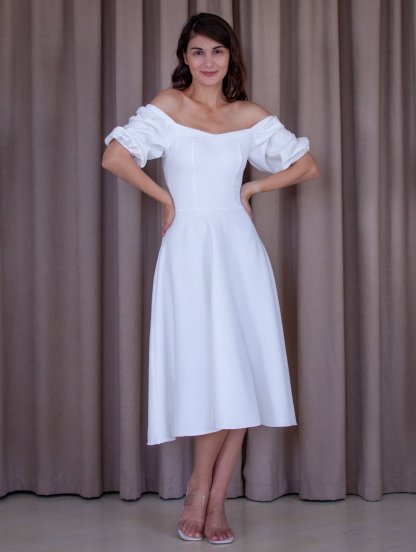 Женское белое платье с открытыми плечами миди длины, фото 1