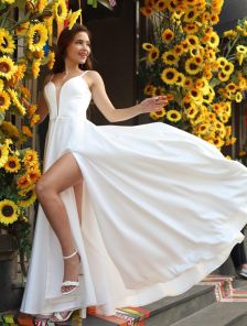 Белое длинное атласное платье