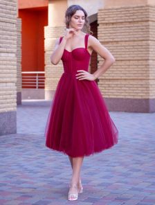 Корсетное бордовое платье миди длины со шнуровкой