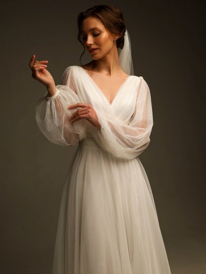 Светлое платье в пол с разрезом и обьемными рукавами, фото 1