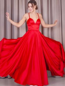 Вечернее атласное платье красного цвета с разрезом