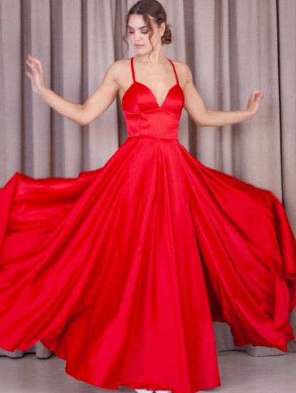 Вечернее атласное платье красного цвета с разрезом, фото 1