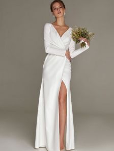 Длинное простое белое свадебное платье на длинный рукав