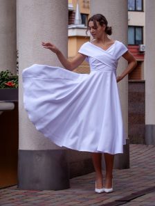 Нарядное белое коктейльное платье с открытыми плечами