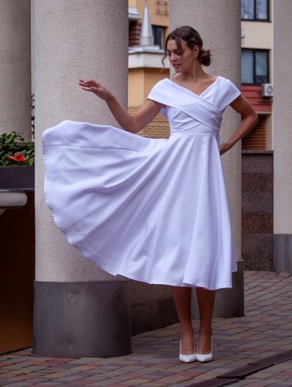 Нарядное белое коктейльное платье с открытыми плечами, фото 1