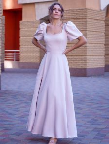 Вечернее длинное бежевое платье с рукавами фонариками и разрезом