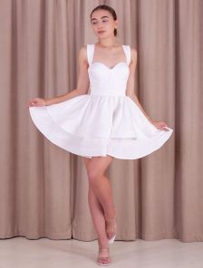 Коктейльное короткое платье белого цвета с пышной юбкой