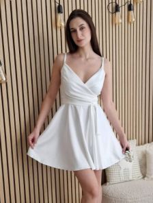 Короткое белое платье на вальс