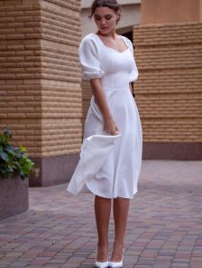 Женское белое платье с открытыми плечами миди длины