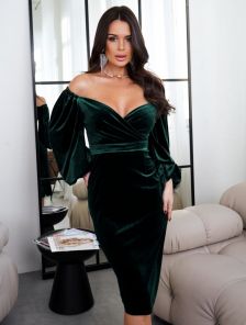 Бархатное изумрудное футлярное платье с открытыми плечами