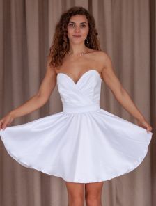 Атласное короткое белое платье со съемными рукавами