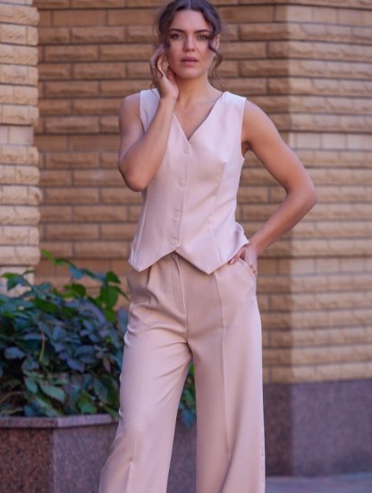 Повседневный костюм двойка с жилеткой бежевого цвета, фото 1