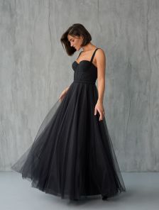 Красивое длинное корсетное платье черного цвета