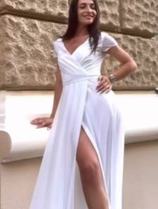 Вечернее длинное блестящее платье белого цвета больших размеров