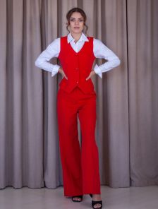 Повседневный костюм двойка с жилеткой красного цвета