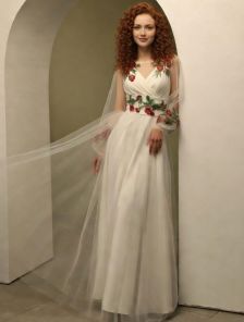 Свадебное длинное атласное платье с вышитой накидкой