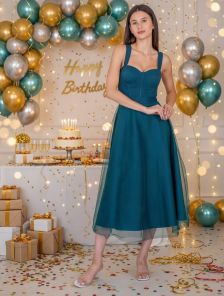 Корсетное зеленое платье миди длины со шнуровкой