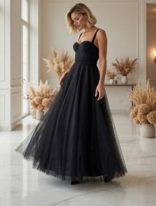 Красивое длинное корсетное платье черного цвета