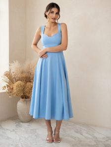 Голубое нарядное платье миди с широкими бретелями