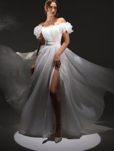 Свадебное пышное платье с разрезом и рукавами «буфф»