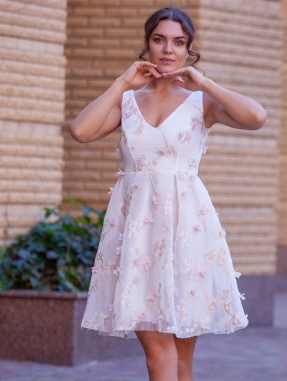 Короткое нарядное бежевое платье до колен, фото 1