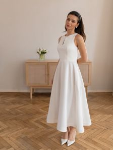 Нарядное платье миди белого цвета с широкими бретелями