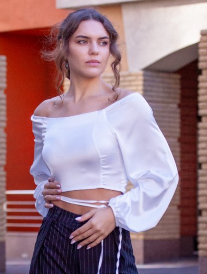 Нарядная белая атласная блуза-топ с рукавами, фото 1