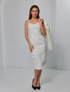 Стильное молочное твидовое платье миди длины