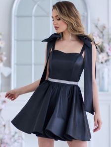 Коктейльное короткое платье черного цвета на завязках