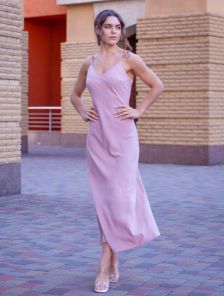 Длинное пудровое платье комбинация