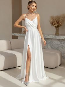 Молочное длинное платье на бретелях и ассиметричным разрезом на бедре