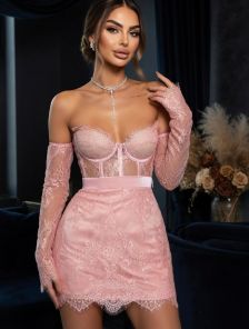 Короткое корсетное платье с кружевом