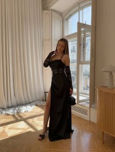 Черное платье в пол: кружевной корсет и атласная юбка с разрезом
