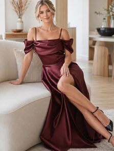 Вечернее длинное бордовое атласное платье