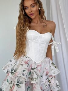 Белый вечерний корсет с чашками и шнуровкой
