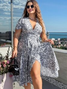 Платье серого цвета в цветочный узор миди длины