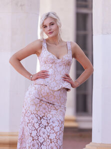 Бежевое кружевное платье с корсетом на шнуровке с баской и длинной юбкой