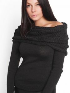 Теплый свитер черного цвета с оригинальной горловиной
