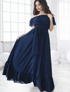 Темно-синее длинное платье с открытыми плечами
