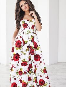 Роскошное платье в пол украшено алыми  розами