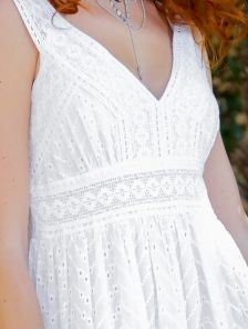 Белое летнее хлопковое платье с нежным кружевом и вышивкой