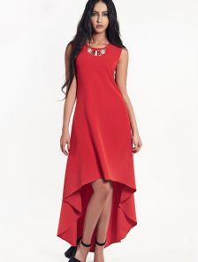 Ассиметричное красное платье с украшением