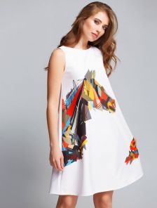 Белоснежное платье-трапеция с ярким разноцветным принтом