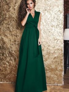 Эффектное платье на запах в зеленом цвете