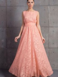 Восхитительное длинное платье в персиковом цвете