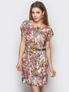 Яркое платье свободного фасона с цветочным принтом
