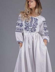 Белое платье в пол декорированное вышивкой
