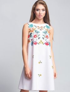 Белоснежное платье свободного кроя с цветочным принтом